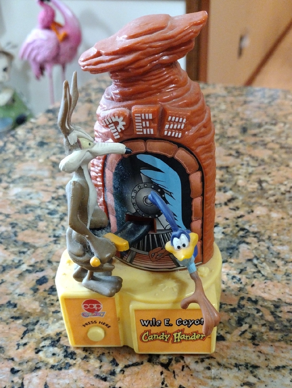 Wile E. Coyote Candy Holder - Yellow and Brown Looney Tunes Collectible It Works